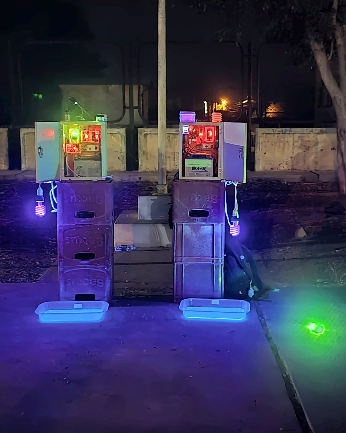 Estaciones INDUXA AGRO con luz UV-A y láser funcionando de noche